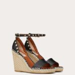 DOUBLE ROCKSTUD GRAINY CALFSKIN WEDGE SANDAL 105 MM