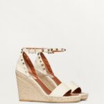 DOUBLE ROCKSTUD GRAINY CALFSKIN WEDGE SANDAL 105 MM