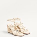ROCKSTUD WEDGE SANDAL IN CALFSKIN WITH CORNELY EMBROIDERY 80MM