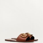 VLOGO SIGNATURE SLIDE SANDAL IN GRAINY COWHIDE WITH ACCESSORY